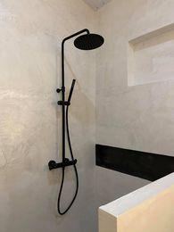 Vue douche en béton ciré