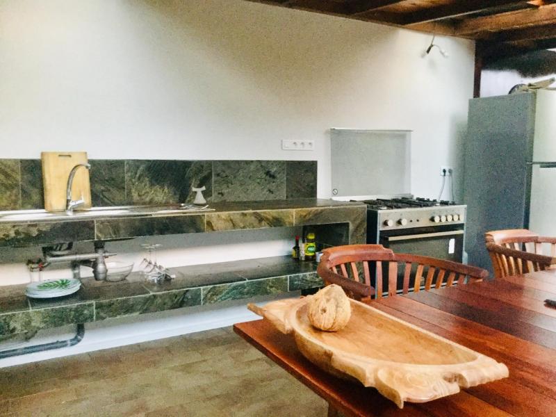 Réalisation cuisine extérieure en pierre de Bali