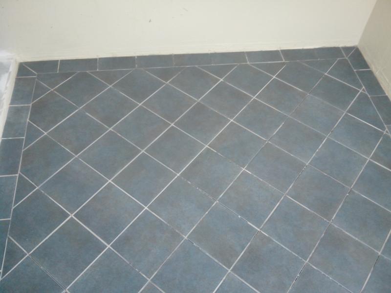 Fin de la pose des carreaux au sol