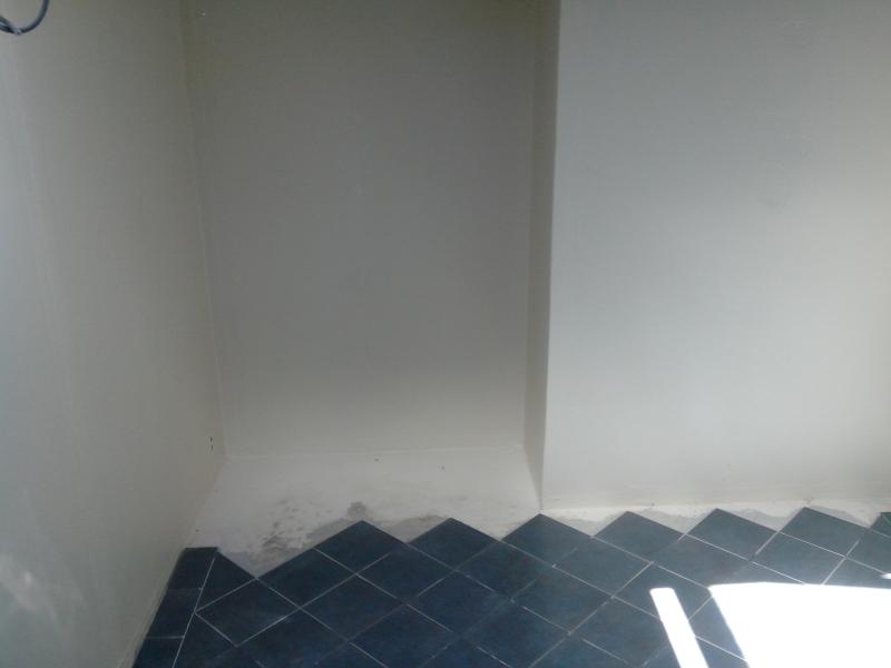Prêt pour l'habillage du mur en carreaux