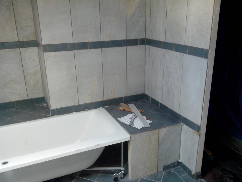 Habillage du mur terminé, pose de la baignoire