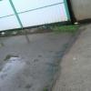 espace à cimenter entre le garage à droite et le portail à gauche