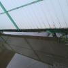 le rail du portail est à ras le sol et donc inondé par la pluie, il faudrait surélever celui-ci et en faire comme un petit dos d'âne